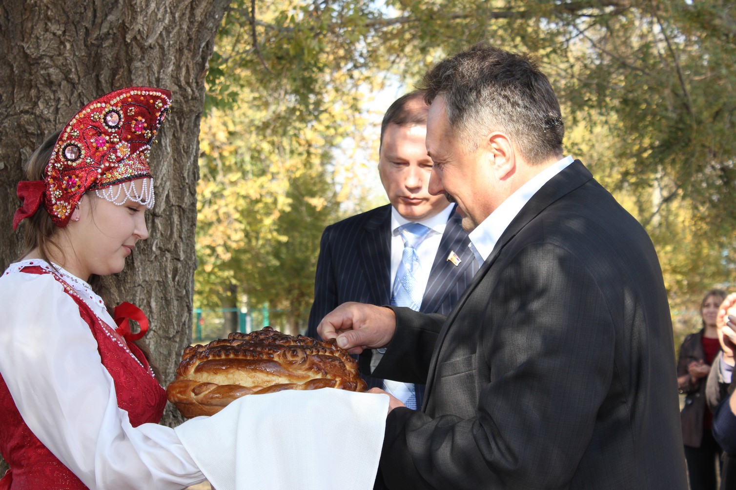 Зимовники новости. Гашун Бургустинская школа. Хутор Камышев школа. Свадьба Зимовники. Фото выпускников Гашун-Бургуста.